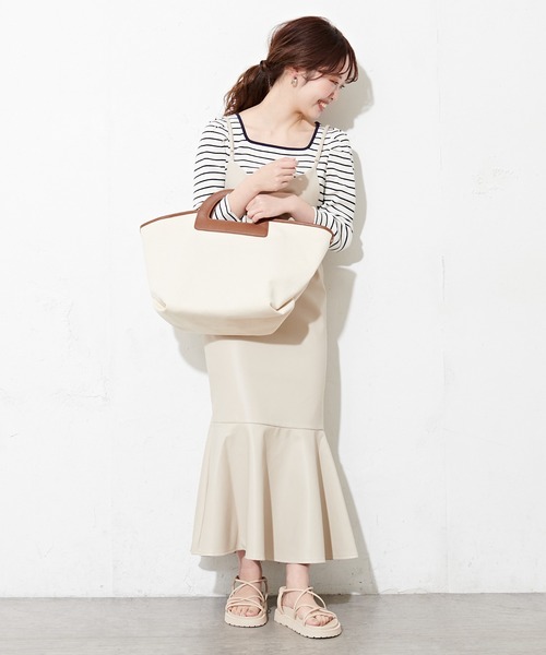 natural couture(ナチュラルクチュール)の「【WEB限定】袖コンシャスパイピングカットトップス(Tシャツ/カットソー・レディース・ブラック/サックスブルー/ネイビー/イエロー/オフホワイト・FREE)」の16枚目の写真