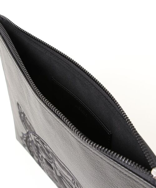 KENZO（ケンゾー）の「グレインレザー製ビッグ クラッチバッグ Kampus Tigre（クラッチバッグ・メンズ・ブラック系その他・ONE SIZE）」の2枚目の写真