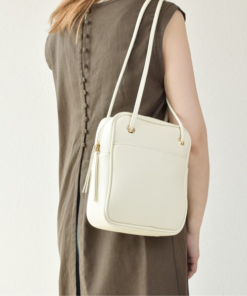 tukn.(トゥクン)の「スクエアショルダーバッグ コンパクトなのに長財布が入る、通勤にもおススメバッグ(ショルダーバッグ・レディース・ブラック/ベージュ/アイボリー/キャメル・FREE)」の2枚目の写真