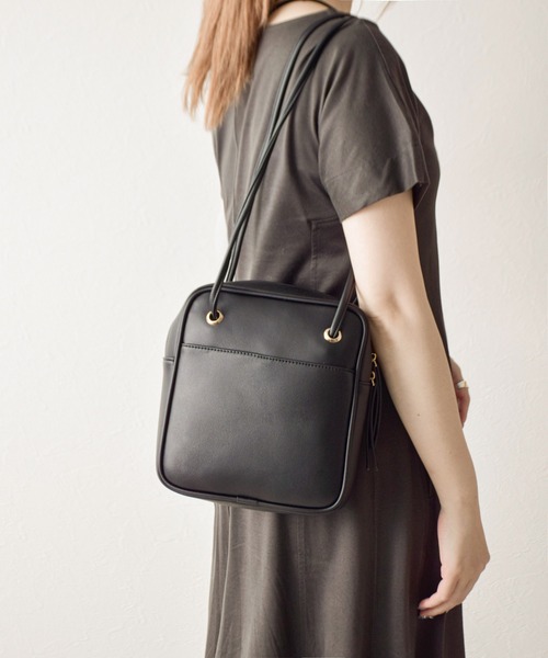 tukn.(トゥクン)の「スクエアショルダーバッグ コンパクトなのに長財布が入る、通勤にもおススメバッグ(ショルダーバッグ・レディース・ブラック/ベージュ/アイボリー/キャメル・FREE)」の3枚目の写真