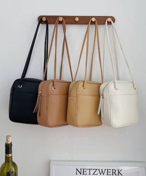 tukn.(トゥクン)の「スクエアショルダーバッグ コンパクトなのに長財布が入る、通勤にもおススメバッグ(ショルダーバッグ・レディース・ブラック/ベージュ/アイボリー/キャメル・FREE)」の5枚目の写真