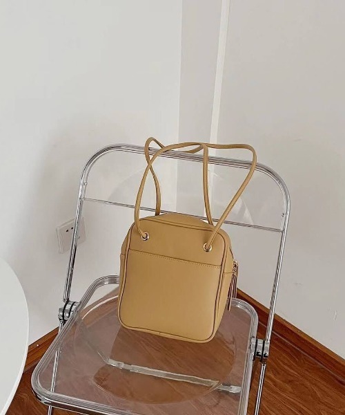 tukn.(トゥクン)の「スクエアショルダーバッグ コンパクトなのに長財布が入る、通勤にもおススメバッグ(ショルダーバッグ・レディース・ブラック/ベージュ/アイボリー/キャメル・FREE)」の6枚目の写真