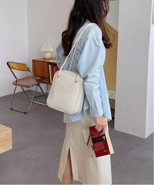 tukn.(トゥクン)の「スクエアショルダーバッグ コンパクトなのに長財布が入る、通勤にもおススメバッグ(ショルダーバッグ・レディース・ブラック/ベージュ/アイボリー/キャメル・FREE)」の7枚目の写真