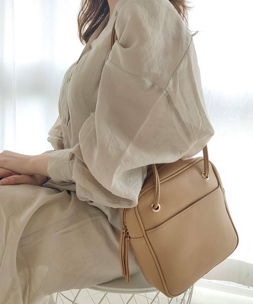 tukn.(トゥクン)の「スクエアショルダーバッグ コンパクトなのに長財布が入る、通勤にもおススメバッグ(ショルダーバッグ・レディース・ブラック/ベージュ/アイボリー/キャメル・FREE)」の11枚目の写真