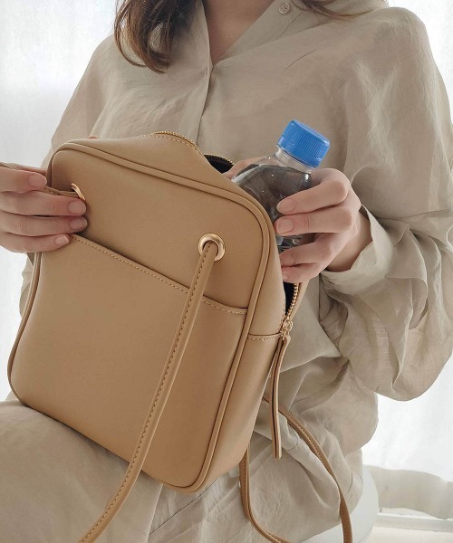 tukn.(トゥクン)の「スクエアショルダーバッグ コンパクトなのに長財布が入る、通勤にもおススメバッグ(ショルダーバッグ・レディース・ブラック/ベージュ/アイボリー/キャメル・FREE)」の13枚目の写真
