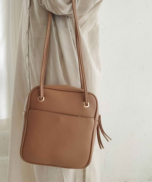 tukn.(トゥクン)の「スクエアショルダーバッグ コンパクトなのに長財布が入る、通勤にもおススメバッグ(ショルダーバッグ・レディース・ブラック/ベージュ/アイボリー/キャメル・FREE)」の14枚目の写真