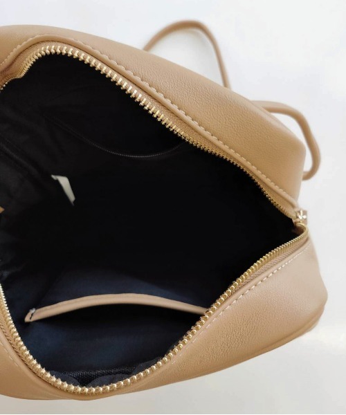 tukn.(トゥクン)の「スクエアショルダーバッグ コンパクトなのに長財布が入る、通勤にもおススメバッグ(ショルダーバッグ・レディース・ブラック/ベージュ/アイボリー/キャメル・FREE)」の19枚目の写真