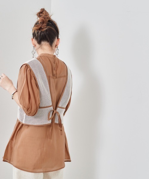 cepo（セポ）の「バックリボンビスチェ＋スリットブラウス　アンサンブル（シャツ/ブラウス・レディース・ベージュ/モカ/チャコールグレー・M）」の3枚目の写真