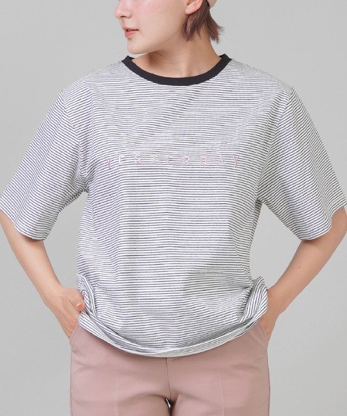 SPINNS（スピンズ）の「【ゆったりシルエット】ワンポイントロゴ マルチボーダーリンガーTシャツ（Tシャツ/カットソー・レディース・ベージュ/パープル/サックスブルー/ホワイト×ブラック・ONESIZE）」の2枚目の写真