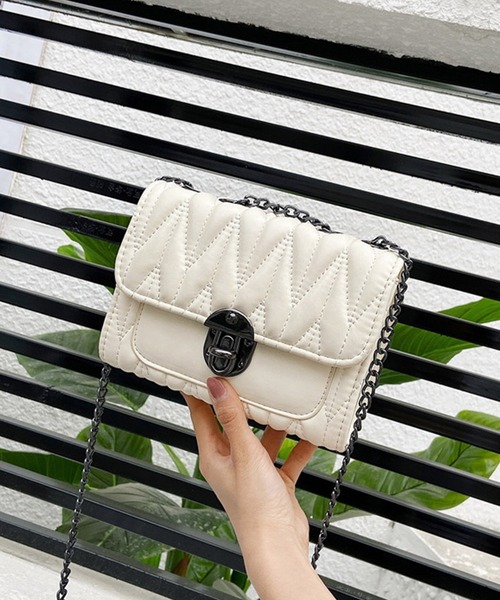 shopnikoniko(ショップニコニコ)の「チェーン ミニ ショルダーバッグ(ショルダーバッグ・レディース・ホワイト/ブラック/グリーン・フリー)」の1枚目の写真