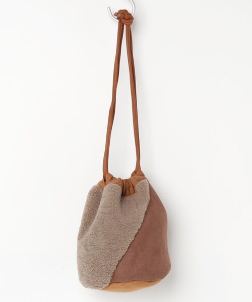 BILLABONG(ビラボン)の「BILLABONG レディース ECO MOUTON MINI DRAW バッグ 【2021年秋冬モデル】/ビラボンモコモコボア巾着(きんちゃく)バッグ(ハンドバッグ・レディース・ベージュ/ブラウン・FREE)」の3枚目の写真