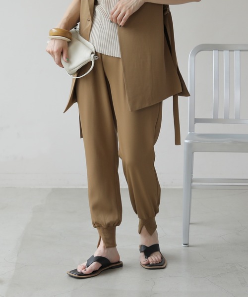 frames RAY CASSIN（フレームスレイカズン）の「WEB限定 スリット入りジョガーパンツ セットアップ着用可（スウェットパンツ・レディース・ピンク/イエロー×グリーン/ブラック/アイボリー/ベージュ/キャメル/チャコールグレー・FREE）」の5枚目の写真