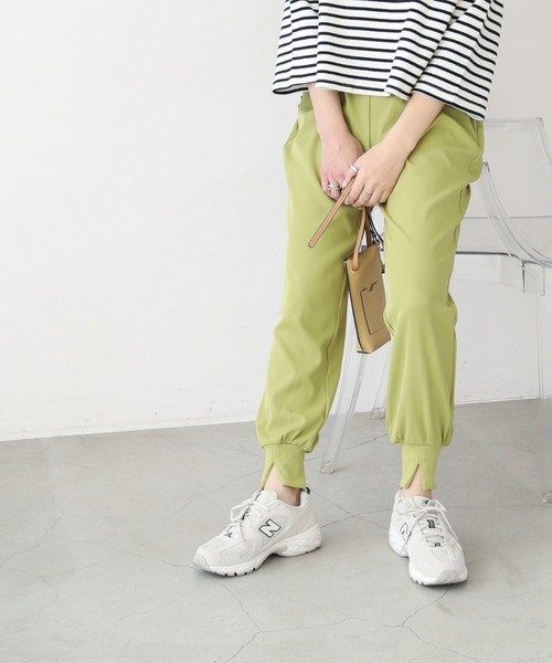 frames RAY CASSIN（フレームスレイカズン）の「WEB限定 スリット入りジョガーパンツ セットアップ着用可（スウェットパンツ・レディース・ピンク/イエロー×グリーン/ブラック/アイボリー/ベージュ/キャメル/チャコールグレー・FREE）」の6枚目の写真