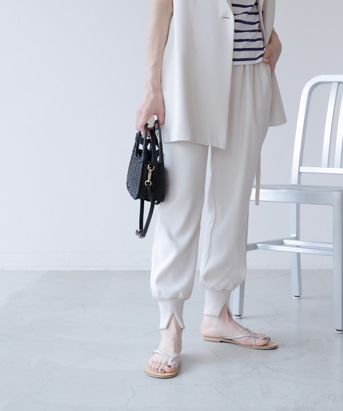 frames RAY CASSIN（フレームスレイカズン）の「WEB限定 スリット入りジョガーパンツ セットアップ着用可（スウェットパンツ・レディース・ピンク/イエロー×グリーン/ブラック/アイボリー/ベージュ/キャメル/チャコールグレー・FREE）」の2枚目の写真