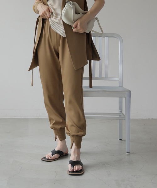 frames RAY CASSIN（フレームスレイカズン）の「WEB限定 スリット入りジョガーパンツ セットアップ着用可（スウェットパンツ・レディース・ピンク/イエロー×グリーン/ブラック/アイボリー/ベージュ/キャメル/チャコールグレー・FREE）」の21枚目の写真