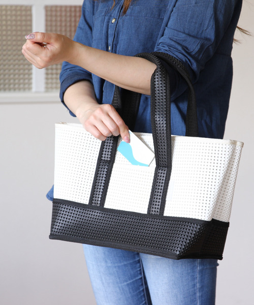 SPICE OF LIFE（スパイス オブ ライフ）の「ライトコンテナメッシュバッグ A4サイズ（トートバッグ・レディース・ブラック/ブラウン/グレー/ホワイト×ブラック・ONE SIZE）」の21枚目の写真