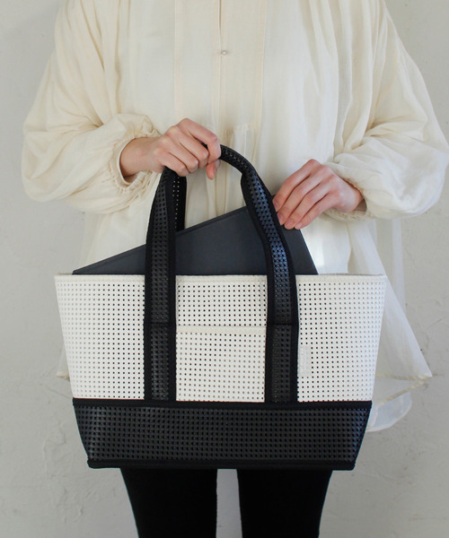 SPICE OF LIFE（スパイス オブ ライフ）の「ライトコンテナメッシュバッグ A4サイズ（トートバッグ・レディース・ブラック/ブラウン/グレー/ホワイト×ブラック・ONE SIZE）」の16枚目の写真