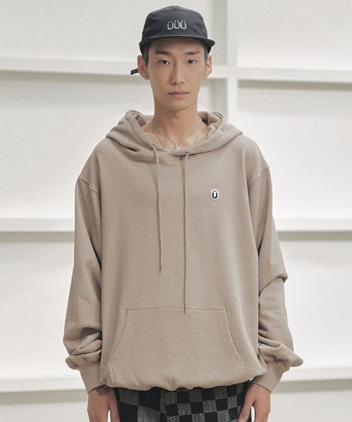 ISTKUNST（イストクンスト）の「【ISTKUNST】U LOGO WAPPEN PIGMENT HOODIE / イストクンスト U ロゴ ワッペン ピグメント フーディー（パーカー・レディース・ベージュ/ブルー/チャコールグレー・MEDIUM/LARGE）」の5枚目の写真