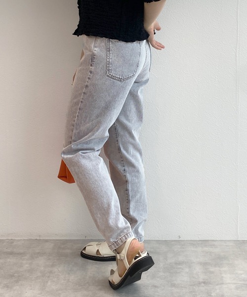 w closet（ダブルクローゼット）の「テーパードデニムパンツ（デニムパンツ・レディース・ピンク/ブルー/ケミカルウォッシュ/ライム・S/M）」の14枚目の写真