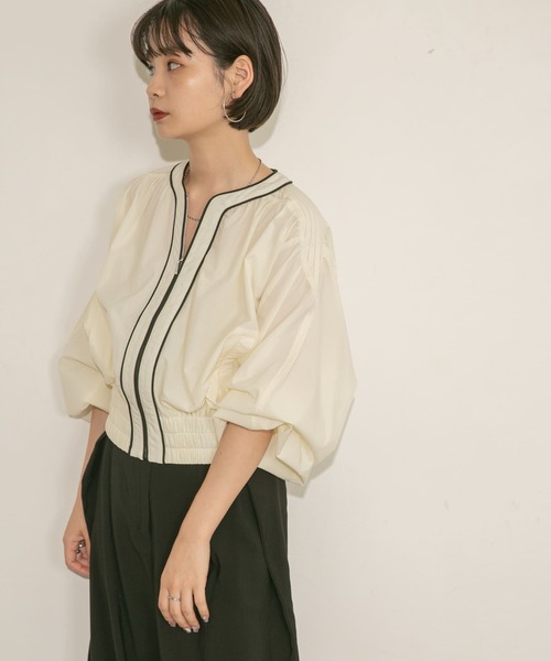 KBF（ケイビーエフ）の「タックギャザーブルゾン（ブルゾン・レディース・ブラウン/アイボリー・ONE）」の2枚目の写真