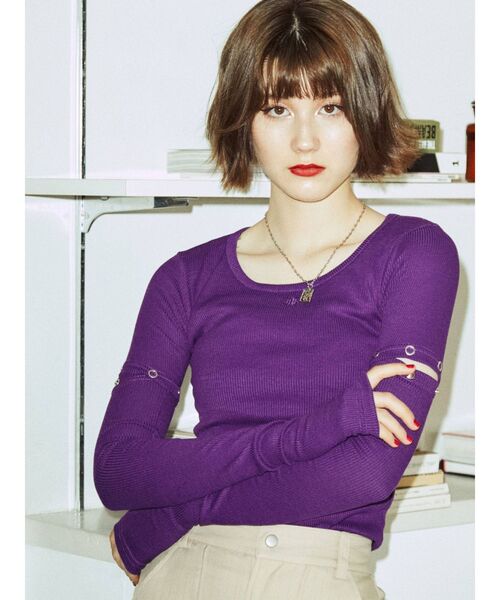 jouetie(ジュエティ)の「Uネックフィットトップス(Tシャツ/カットソー・レディース・ブルー/ブラック/その他1/パープル/オフホワイト/レッド・MEDIUM)」の5枚目の写真