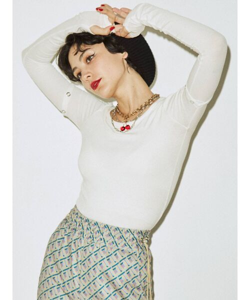 jouetie(ジュエティ)の「Uネックフィットトップス(Tシャツ/カットソー・レディース・ブルー/ブラック/その他1/パープル/オフホワイト/レッド・MEDIUM)」の2枚目の写真