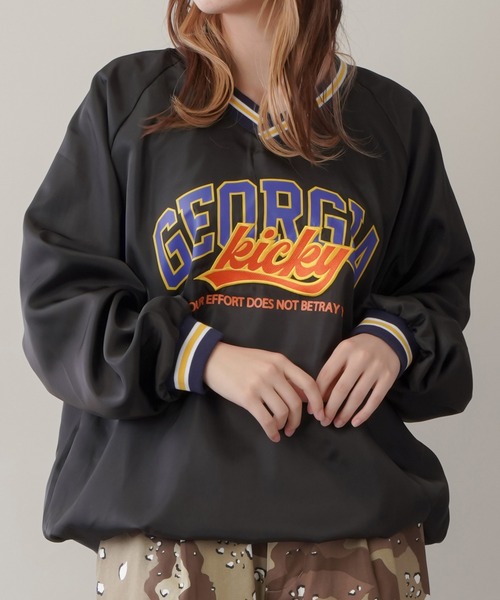 SPINNS（スピンズ）の「【ゆるシルエット】ラインロゴデザイン ナイロントップス（その他トップス・レディース・ブルー/ブラック/オフホワイト/ネイビー/ブラウン・ONESIZE）」の3枚目の写真