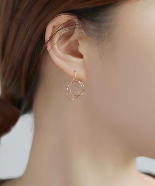 ANEMONE（アネモネ）の「ビジュー×重なりサークルピアス（ピアス（両耳用）・レディース・シルバー/ゴールド/ピンクゴールド・FREE）」の3枚目の写真