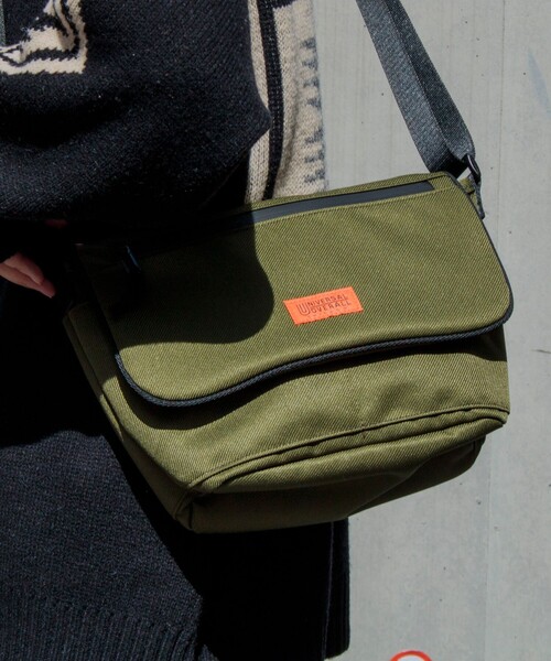 UNIVERSAL OVERALL(ユニバーサルオーバーオール)の「【UNIVERSAL OVERALL/ユニバーサルオーバーオール】NEWフラップショルダー(ショルダーバッグ・メンズ・ベージュ/カーキ/ブラック/ネイビー・FREE)」の3枚目の写真