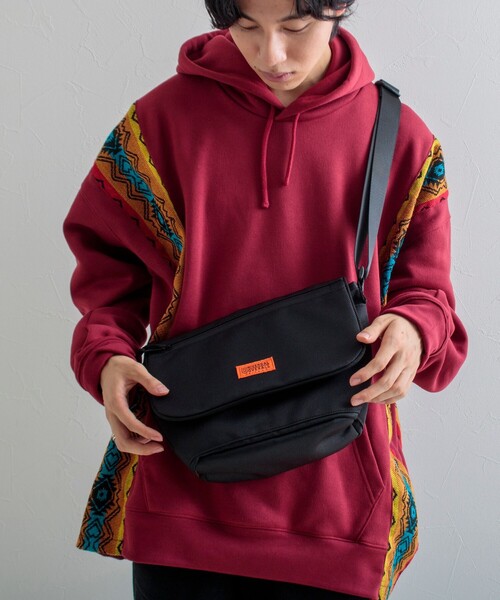 UNIVERSAL OVERALL(ユニバーサルオーバーオール)の「【UNIVERSAL OVERALL/ユニバーサルオーバーオール】NEWフラップショルダー(ショルダーバッグ・メンズ・ベージュ/カーキ/ブラック/ネイビー・FREE)」の9枚目の写真