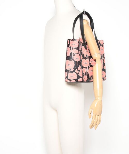 Ted Baker（テッドベーカー）の「POPSCON ブラックポピー アイコンバッグ(Sサイズ)（トートバッグ・レディース・ブラック・O/S）」の2枚目の写真