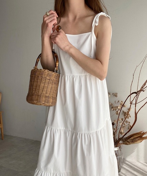 FILLOU(FILLOU)の「ショルダーリボンティアードキャミワンピース(ワンピース・レディース・ライトベージュ/ホワイト/ブラック/グレイッシュベージュ/ダークブラウン・MEDIUM/LARGE/X-LARGE/SMALL)」の2枚目の写真