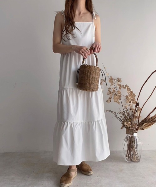 FILLOU(FILLOU)の「ショルダーリボンティアードキャミワンピース(ワンピース・レディース・ライトベージュ/ホワイト/ブラック/グレイッシュベージュ/ダークブラウン・MEDIUM/LARGE/X-LARGE/SMALL)」の8枚目の写真