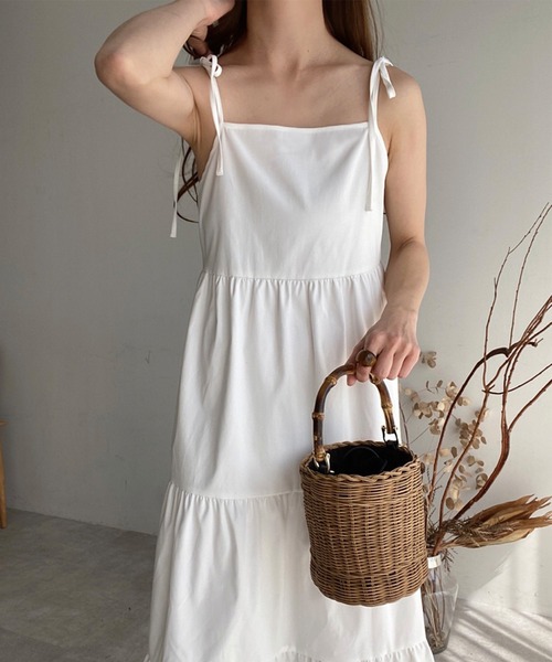 FILLOU(FILLOU)の「ショルダーリボンティアードキャミワンピース(ワンピース・レディース・ライトベージュ/ホワイト/ブラック/グレイッシュベージュ/ダークブラウン・MEDIUM/LARGE/X-LARGE/SMALL)」の6枚目の写真