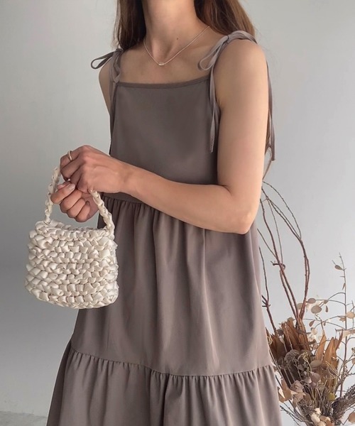 FILLOU(FILLOU)の「ショルダーリボンティアードキャミワンピース(ワンピース・レディース・ライトベージュ/ホワイト/ブラック/グレイッシュベージュ/ダークブラウン・MEDIUM/LARGE/X-LARGE/SMALL)」の20枚目の写真