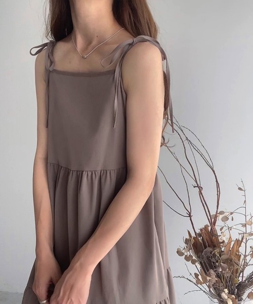 FILLOU(FILLOU)の「ショルダーリボンティアードキャミワンピース(ワンピース・レディース・ライトベージュ/ホワイト/ブラック/グレイッシュベージュ/ダークブラウン・MEDIUM/LARGE/X-LARGE/SMALL)」の19枚目の写真