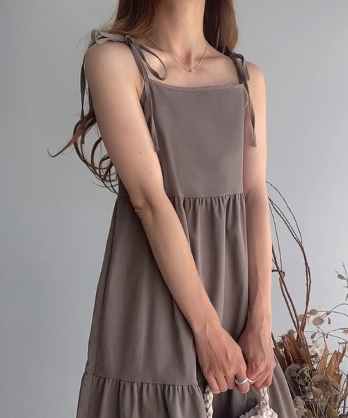 FILLOU(FILLOU)の「ショルダーリボンティアードキャミワンピース(ワンピース・レディース・ライトベージュ/ホワイト/ブラック/グレイッシュベージュ/ダークブラウン・MEDIUM/LARGE/X-LARGE/SMALL)」の17枚目の写真