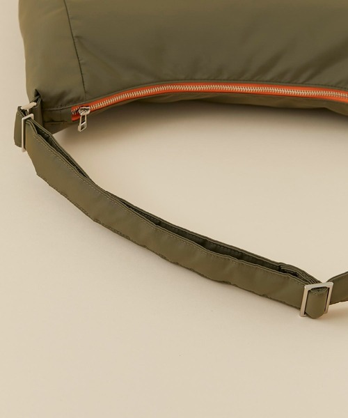 CITY TOKYO（シティトウキョウ）の「【ユニセックス対応】SYNTHETICパディングボディバック（トートバッグ・レディース・カーキ/ホワイト/ブラック・FREE）」の19枚目の写真