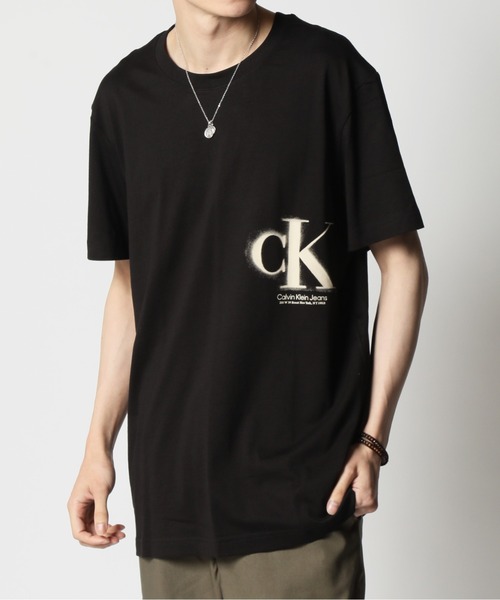Calvin Klein Jeans(カルヴァンクラインジーンズ)の「Calvin Klein Jeans/ カルバンクラインジーンズ CK SPRAY TEE(Tシャツ/カットソー・メンズ・ベージュ/ホワイト/ブラック・M/L/XL)」の2枚目の写真