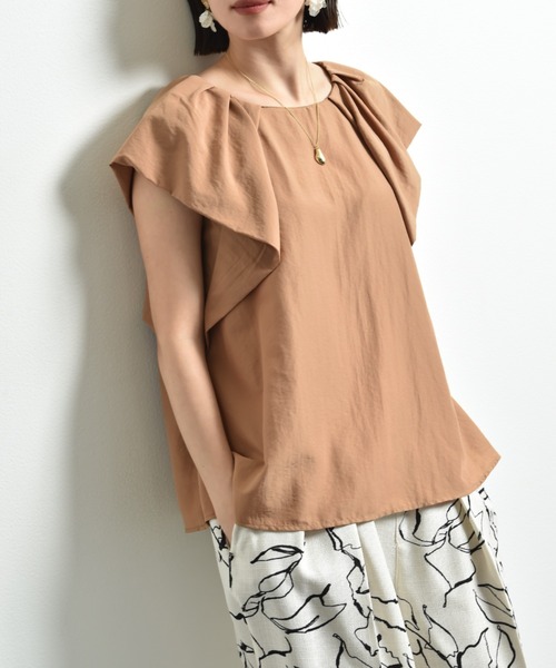 INTERPLANET（インタープラネット）の「ポリエステルタンブラーラッフルスリーブブラウス（シャツ/ブラウス・レディース・キャメル/ブラック/カーキ・FREE）」の2枚目の写真