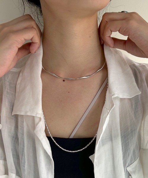 SHENERY（シーナリー）の「【WEB限定】メタルウェーブチョーカー（チョーカー・レディース・ゴールド/シルバー・FREE）」の2枚目の写真