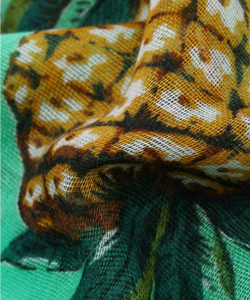 & by P&D(アンドバイピーアンドディー)の「フルーツプリントストール(ストール/ショール・レディース・ライトグリーン/イエロー・FREE)」の5枚目の写真