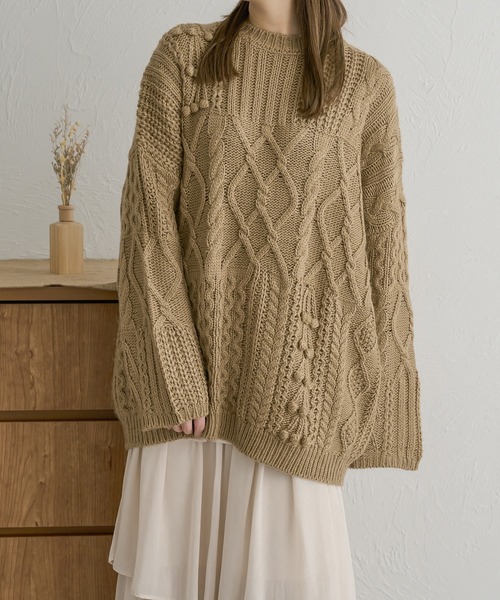 Ambre Neige（アンブルネージュ）の「手編み風ポンポンケーブルニット