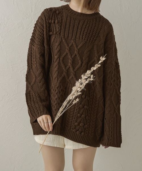 Ambre Neige（アンブルネージュ）の「手編み風ポンポンケーブルニット