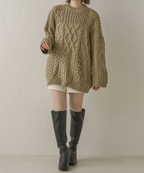 Ambre Neige（アンブルネージュ）の「手編み風ポンポンケーブルニット