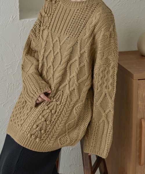 Ambre Neige（アンブルネージュ）の「手編み風ポンポンケーブルニット