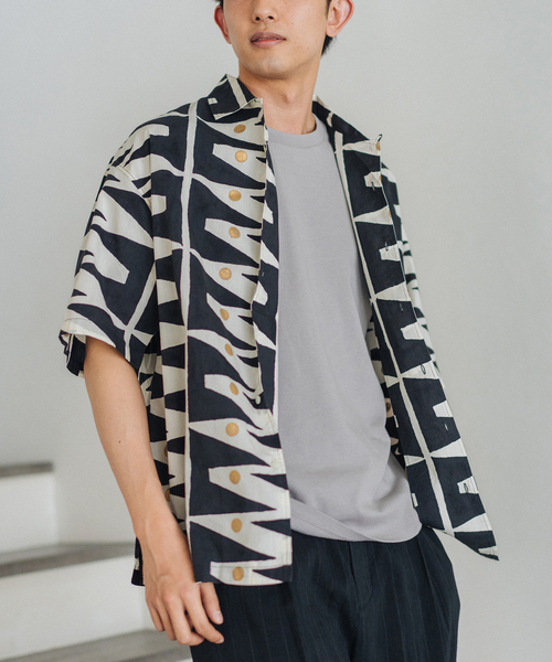 EDIFICE(エディフィス)の「【T'acca / タッカ】ブロックプリント 半袖シャツ(シャツ/ブラウス・メンズ・ブラック系その他/ブラック×ブラック/ブラック/アイボリー/ブラックミックス・MEDIUM/LARGE)」の4枚目の写真