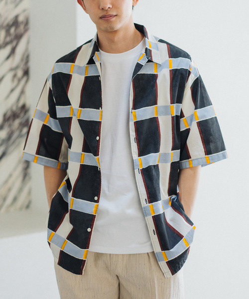 EDIFICE(エディフィス)の「【T'acca / タッカ】ブロックプリント 半袖シャツ(シャツ/ブラウス・メンズ・ブラック系その他/ブラック×ブラック/ブラック/アイボリー/ブラックミックス・MEDIUM/LARGE)」の1枚目の写真