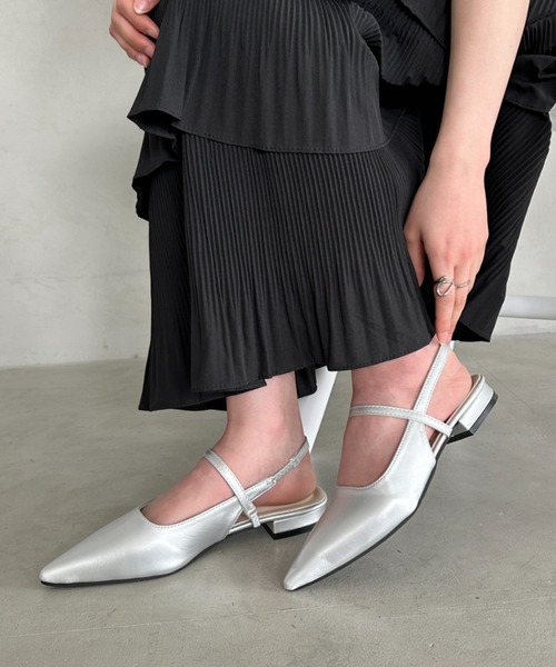 MYMOOD.(マイムード)の「ポインテッドトゥバックストラップパンプス(サンダル・レディース・ブラック/シルバー・24.5cm/23.5cm)」の11枚目の写真