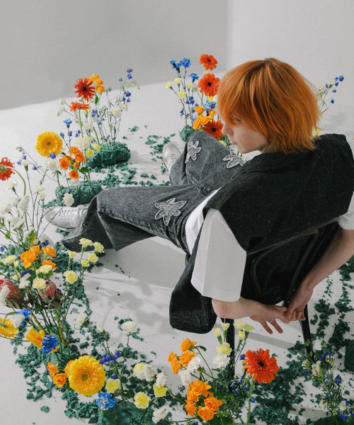 SENSE OF PLACE by URBAN RESEARCH（センスオブプレイスバイアーバンリサーチ）の「hxcyyd × SOP　フラワーパッチワイドデニム(UNISEX)（デニムパンツ・メンズ・インディゴブルー/ブラック・MEDIUM/LARGE）」の5枚目の写真